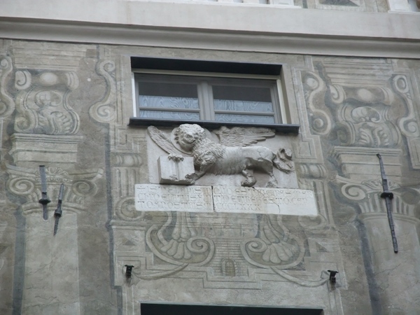 Nelle immagini da sinistra in senso orario Il Leone di San Marco sull